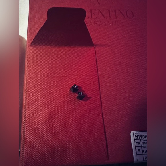 Valentino Garavani Rockstud Bifold Zip-Up Wallet Card Holder - Picture 14 of 16